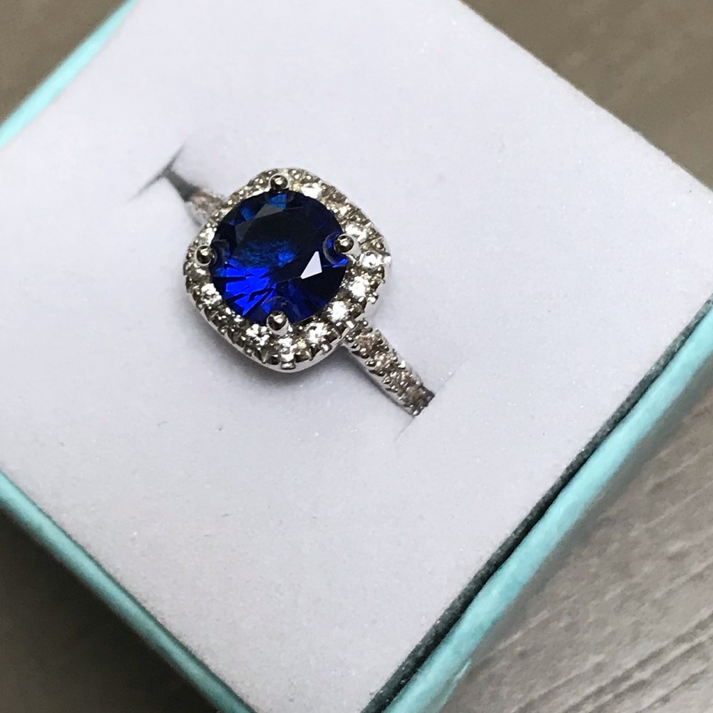 NWOT. Sapphire gemstone with diamonds (not real).